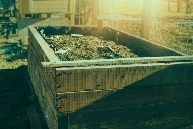 Bahar mevsiminde bahçede yatağını kaldırdı. Yüksek kalite fotoğraf