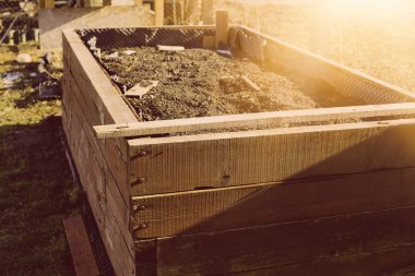 Bahar mevsiminde bahçede yatağını kaldırdı. Yüksek kalite fotoğraf