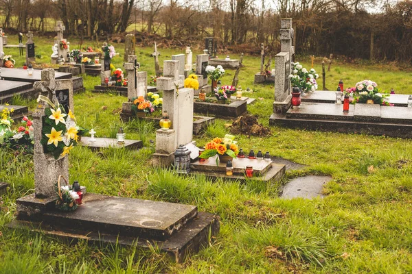 Gravestones no cemitério.Temporada da primavera.Foto de alta qualidade. — Fotografia de Stock