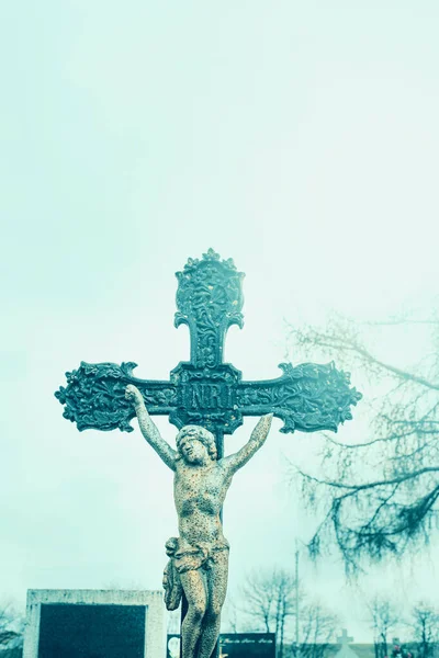 Metal cross on the ancient church cemetery.High quality photo. — Stock Photo, Image