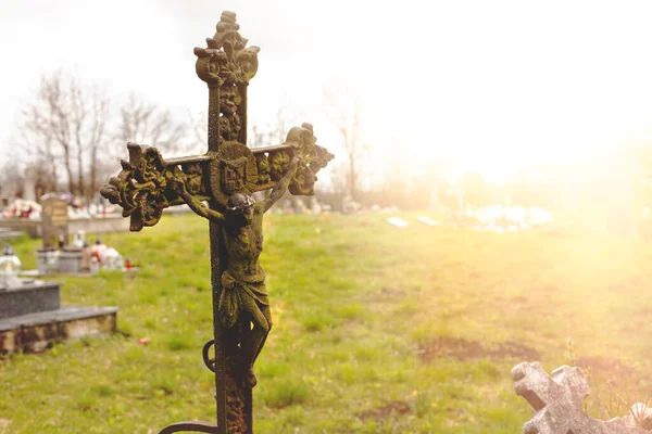 Cruz de metal en el antiguo cementerio de la iglesia.Foto de alta calidad. —  Fotos de Stock