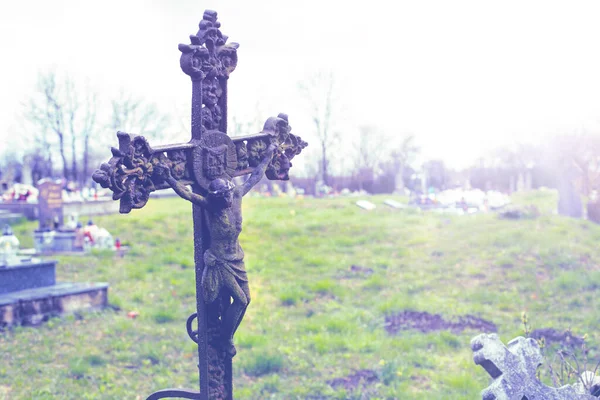 Metalowy krzyż na starożytnym cmentarzu kościelnym.Wysokiej jakości zdjęcie. — Zdjęcie stockowe