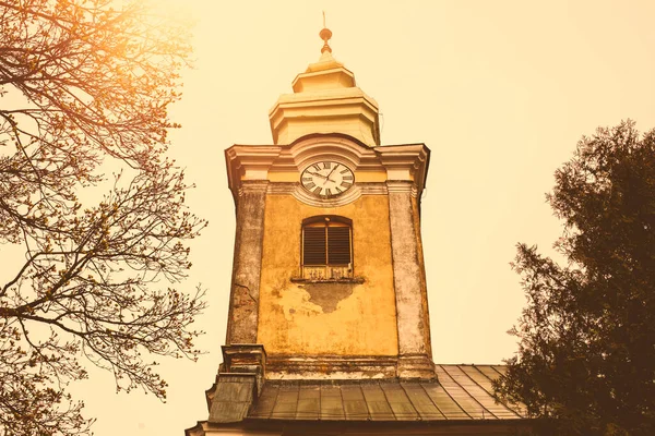 Zvonice starého barokního kostela.Vysoce kvalitní fotografie. — Stock fotografie