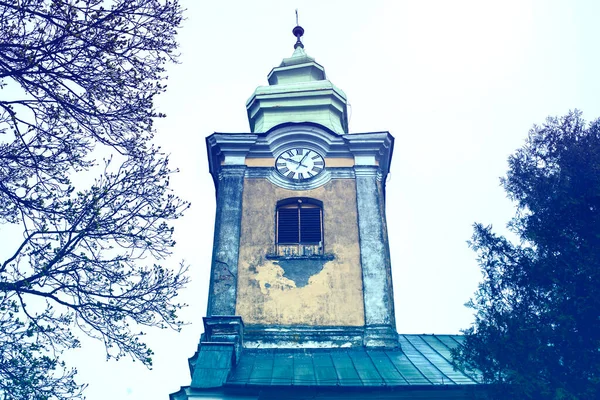 Zvonice starého barokního kostela.Vysoce kvalitní fotografie. — Stock fotografie