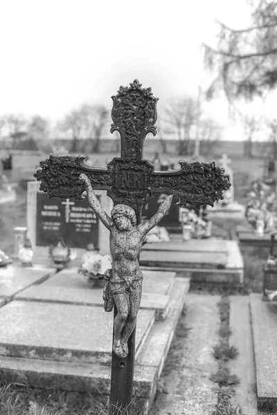Kovový kříž na starověkém kostelním hřbitově.Vysoce kvalitní fotografie. — Stock fotografie