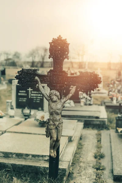 Cruz de metal no antigo cemitério da igreja. Foto de alta qualidade. — Fotografia de Stock