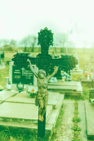 Cruz de metal en el antiguo cementerio de la iglesia.Foto de alta calidad. —  Fotos de Stock