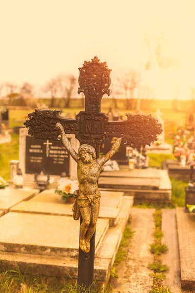 Metalowy krzyż na starożytnym cmentarzu kościelnym.Wysokiej jakości zdjęcie. — Zdjęcie stockowe