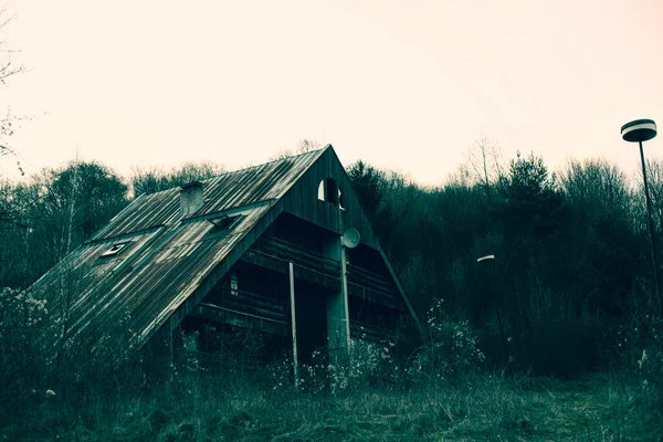 Opuštěný dřevěný domek u lesa.Vysoce kvalitní foto — Stock fotografie