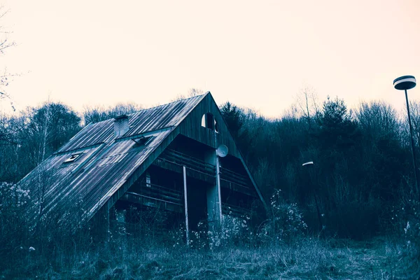 Abandoned wooden cottage by the forest.High quality photo — Photo