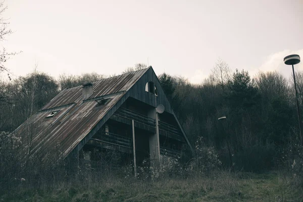 Abandoned wooden cottage by the forest.High quality photo — Photo