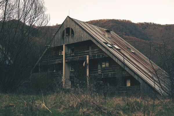 Casetta in legno abbandonata vicino alla foresta.Foto di alta qualità — Foto Stock