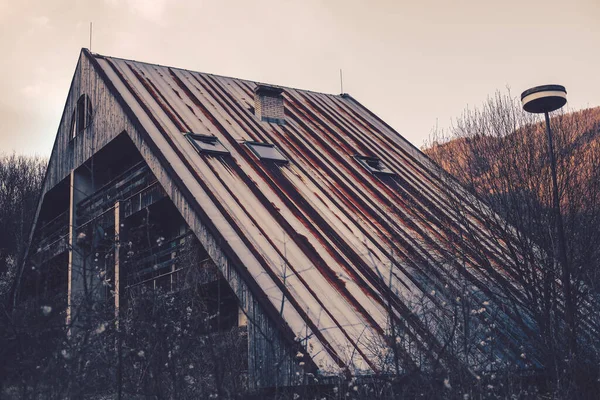 Verlassene Holzhütte am Waldrand. Hochwertiges Foto — Stockfoto