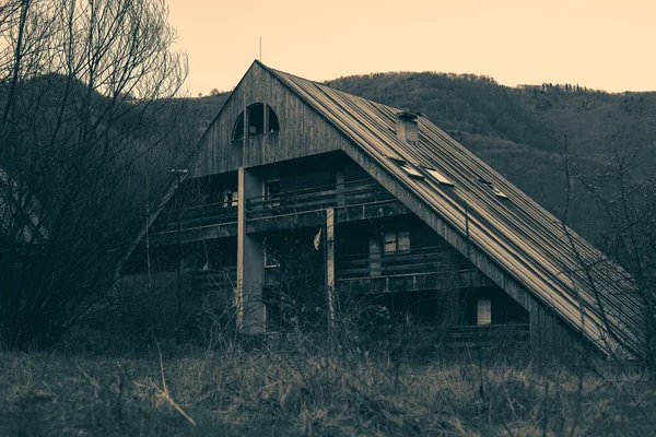 Opuštěný dřevěný domek u lesa.Vysoce kvalitní foto — Stock fotografie