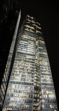 Akşamları ofis gökdeleninde