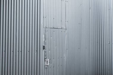 İnşaat alanında metal kapı arkaplanı