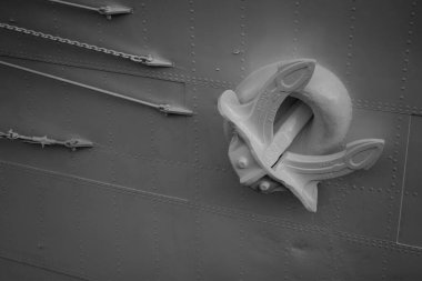 Sakin bir deniz yaşamı büyük bir fırkateyne yansıyor.