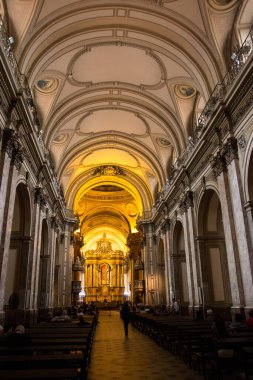 Büyük bir mimari kilisenin içinde.