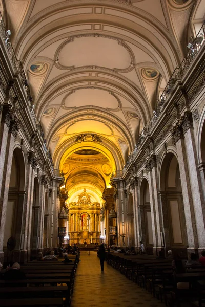 Büyük bir mimari kilisenin içinde.