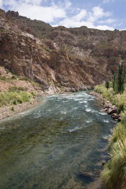 Dağlardan akan nehir