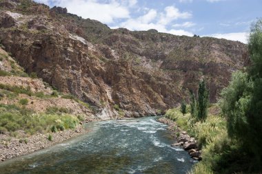 Dağlardan akan nehir
