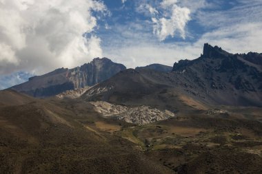 Mavi gökyüzü ve renkli dağların dramatik bir kombinasyonu.