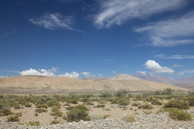Dağlar, çöl ve mavi gökyüzü Cuyo Argentina