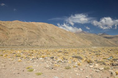 Dağlar, çöl ve mavi gökyüzü Cuyo bölgesi, Arjantin