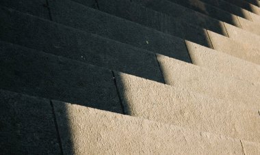 Şehirdeki merdiven perspektifleriyle, ışıklarıyla ve gölgeleriyle oynuyor