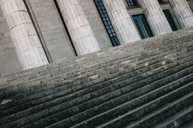 Şehirdeki merdiven perspektifleriyle, ışıklarıyla ve gölgeleriyle oynuyor