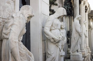 Farklı perspektiflerden dini figürler ve mimari şekiller