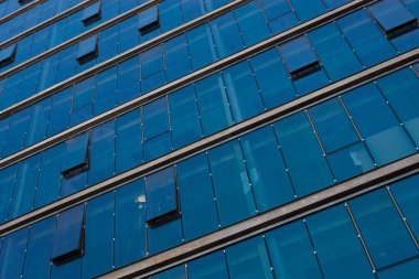 İlginç desenler veren bir binanın mavi camları.