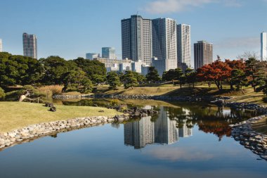 Hamarikyu 'nun Japonya' dan gelen bahçeleri harika manzaraları olan güzel bir yer.
