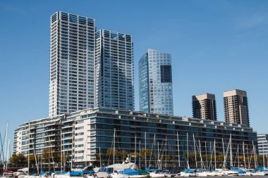 Yüksek binaları ve nehir manzarası olan yeni bir şehir.