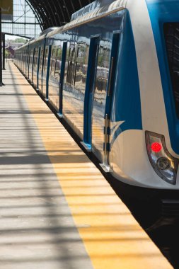 Tren istasyonunun ayrıntıları parlak trene yansıyor.