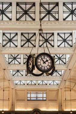 Tren istasyonunun ortasında 0 kare saat görüntüsü