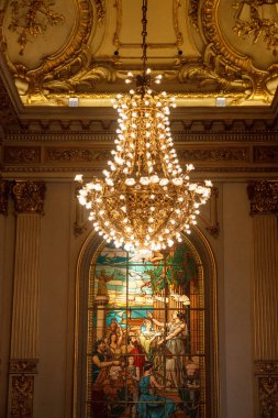 Altın dokunuşlu ve vitraylı lüks bir tiyatronun farklı detayları.