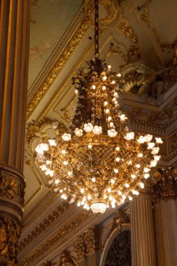 Altın dokunuşlu ve vitraylı lüks bir tiyatronun farklı detayları.