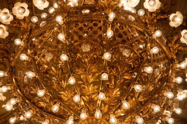 Altın dokunuşlu ve vitraylı lüks bir tiyatronun farklı detayları.