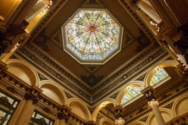 Altın dokunuşlu ve vitraylı lüks bir tiyatronun farklı detayları.