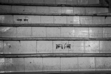 Merdivenlerde sana bakan gözler var.