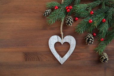 Çam kozalağı, Noel ağacı ve eski ahşap arka planda Noel oyuncağı kalbi. Sıfır israf ve çevre dostu noel konsepti. kopyalama alanı. Retro biçimi