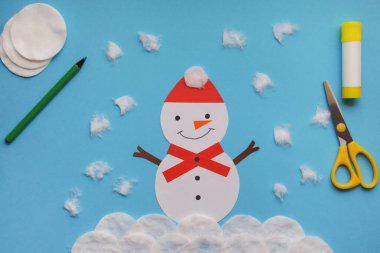 Çocuklar için el sanatları. Kağıt ve pamuktan yapılan kış süslemeleri. Çocuk sanat projesi. Diy konsepti. Çocuklar için El Yapımı Kolay Kağıt El Sanatları