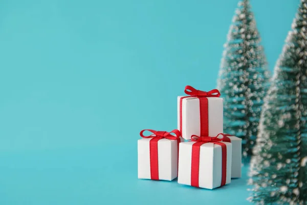 Stackar med julklappar under trädet — Stockfoto