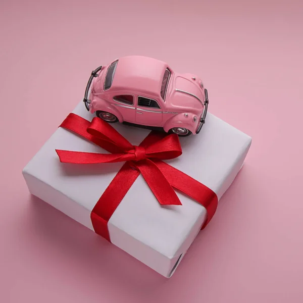 Różowy Samochód Pudełkiem Różowym Tle — Zdjęcie stockowe