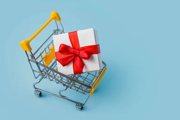 Carrello Shopping Con Grande Scatola Regalo Sfondo Blu Concetto Shopping — Foto Stock