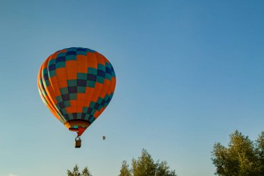 Mavi gökyüzünde sıcak hava balonu