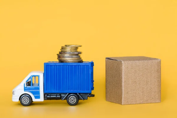 Ciężarówka Pudełko Pieniądze Żółtym Tle Koncepcja Logistyczna Oszczędność Pieniędzy Transport — Zdjęcie stockowe
