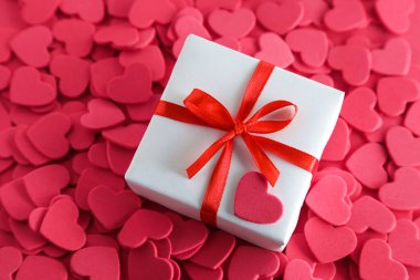 Pembe arka planda kalpleri olan hediye kutusu. Sevgililer Günü konsepti. Anneler Günü.