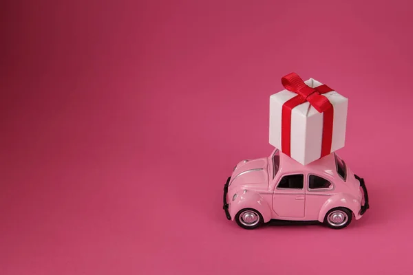 Kijów Ukraina Styczeń 2021 Kupno Online Różowy Samochód Dostarczający Pudełko — Zdjęcie stockowe